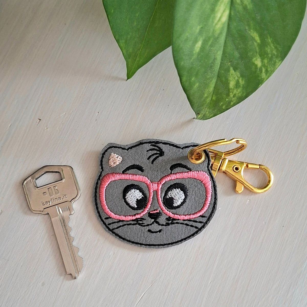 Chat brodé en similicuir avec une clé