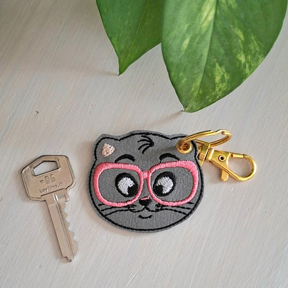 Chat brodé en similicuir avec une clé