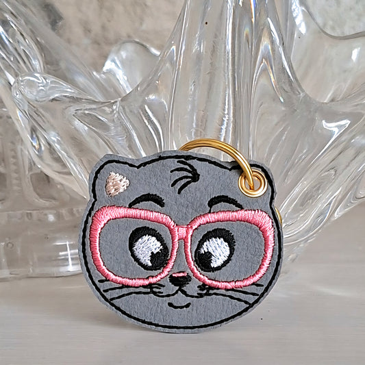 Chat à lunettes roses brodé sur simili- cuir
