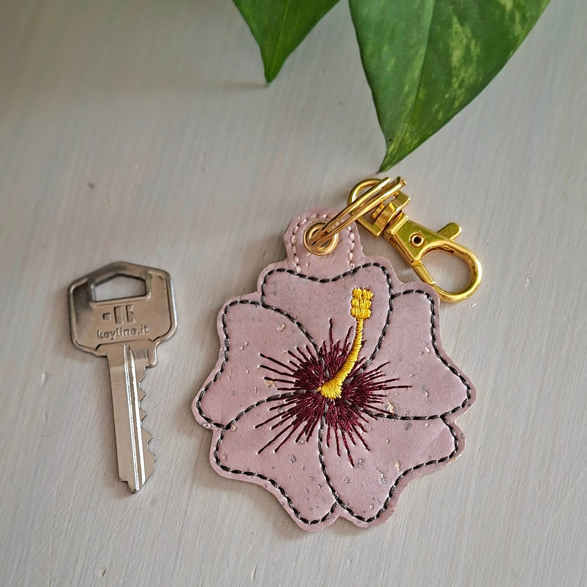 Détail de la broderie hibiscus sur liège pour porte-clés fait main