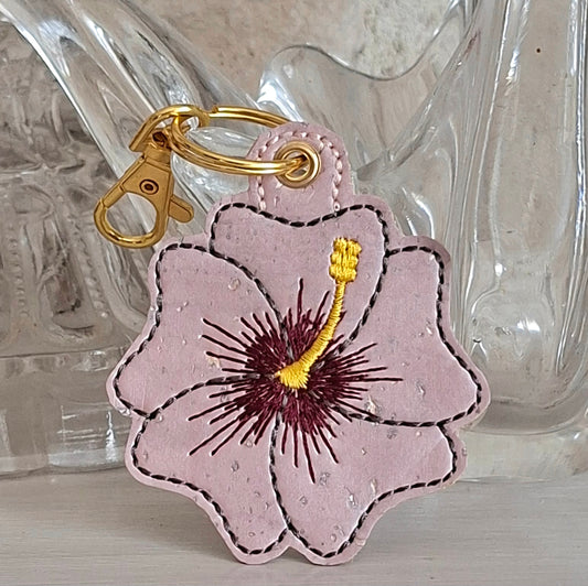 Porte-clés fleur d’hibiscus brodé sur liège rose de luxe