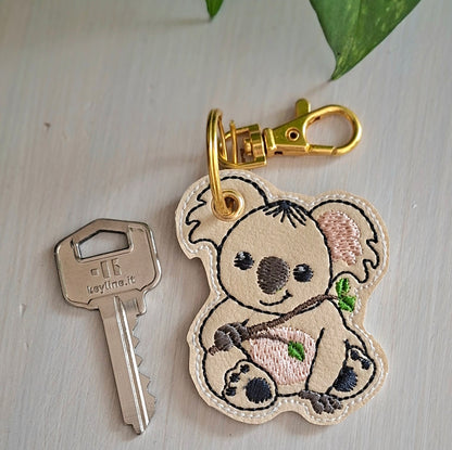 Détail de la broderie du porte-clés koala sur simili-cuir