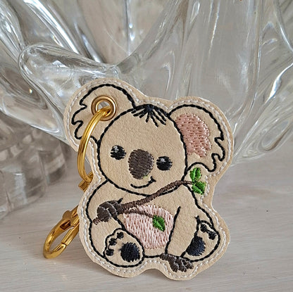 Porte-clés koala brodé sur simili-cuir, création textile faite main