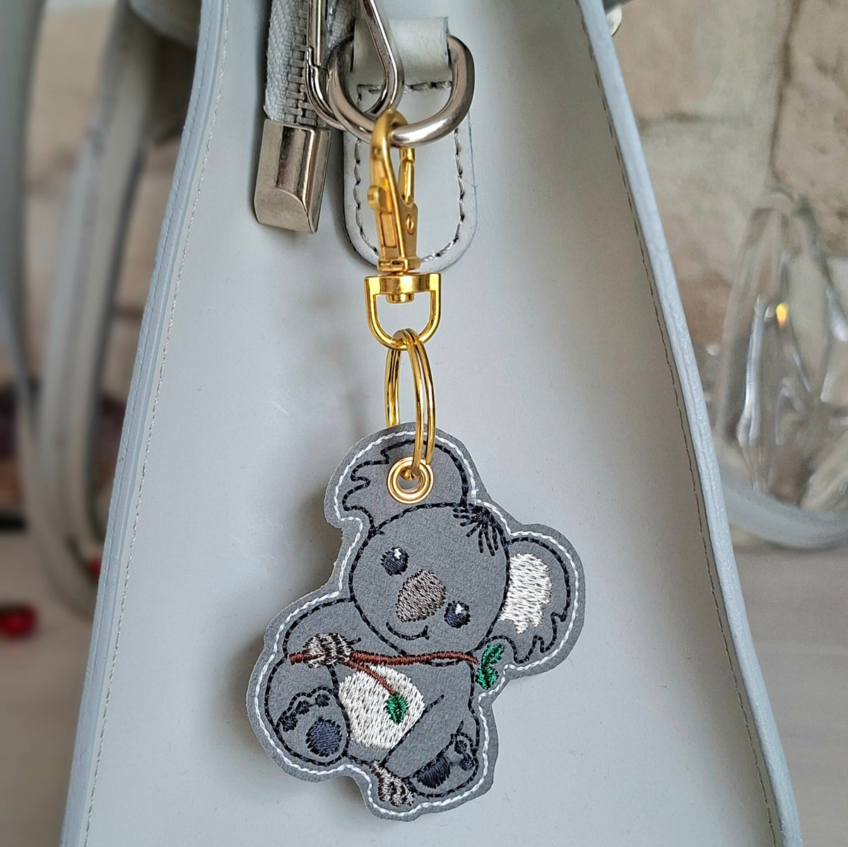 Porte-clés koala brodé avec attache dorée, accessoire textile fait main pour clés, sac ou trousse