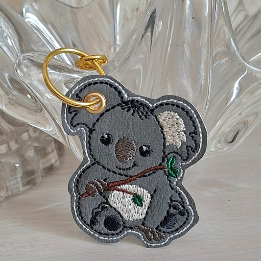 Porte-clés koala brodé sur simili-cuir, création textile faite main