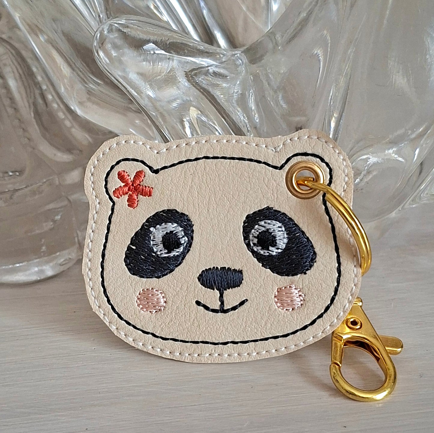 Porte-clés panda brodé sur simili-cuir, création textile faite main