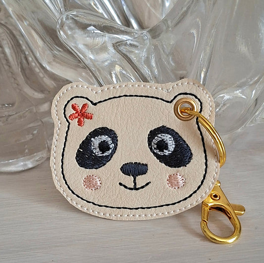 Porte-clés panda brodé sur simili-cuir, création textile faite main