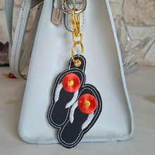Charger l'image dans la galerie, Porte-clés tongs brodées avec attache dorée, petit accessoire textile fait main