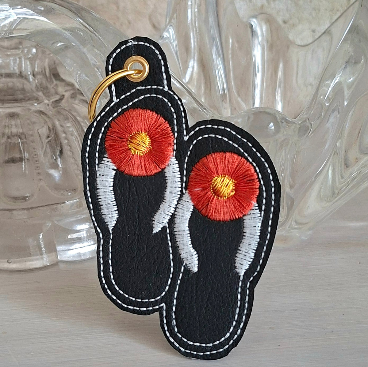 Porte-clés tongs brodées sur simili-cuir, création textile faite main