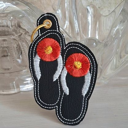 Porte-clés tongs brodées sur simili-cuir, création textile faite main
