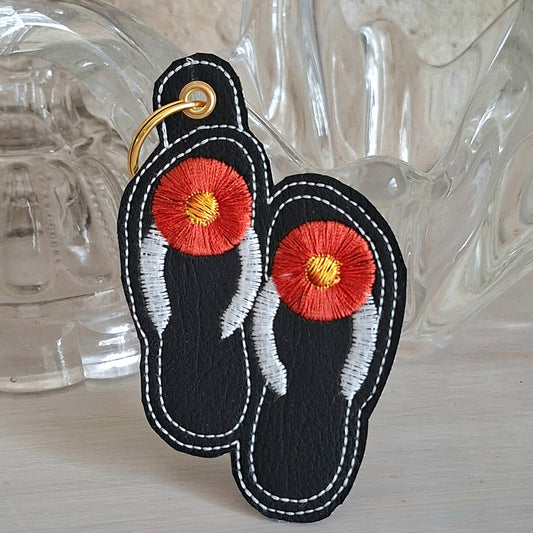 Porte-clés tongs brodées sur simili-cuir, création textile faite main