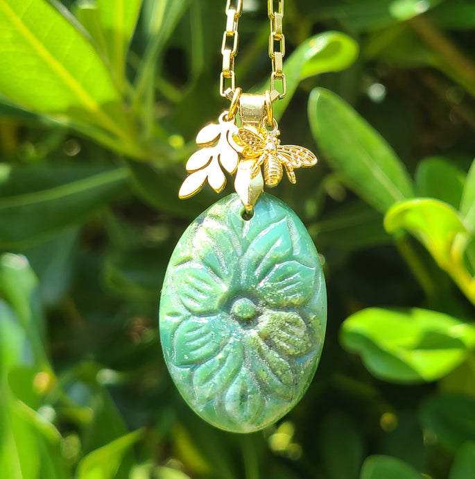 Collier en acier et chrysoprase ciselée