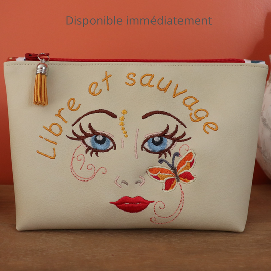 Trousse brodée visage féminin et papillon avec inscription libre et sauvage sur simili cuir écru