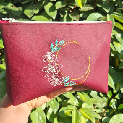 trousse femme lune brodée bordeaux extérieur main