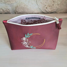 Charger l'image dans la galerie, trousse femme lune brodee simili cuir bordeaux interieur