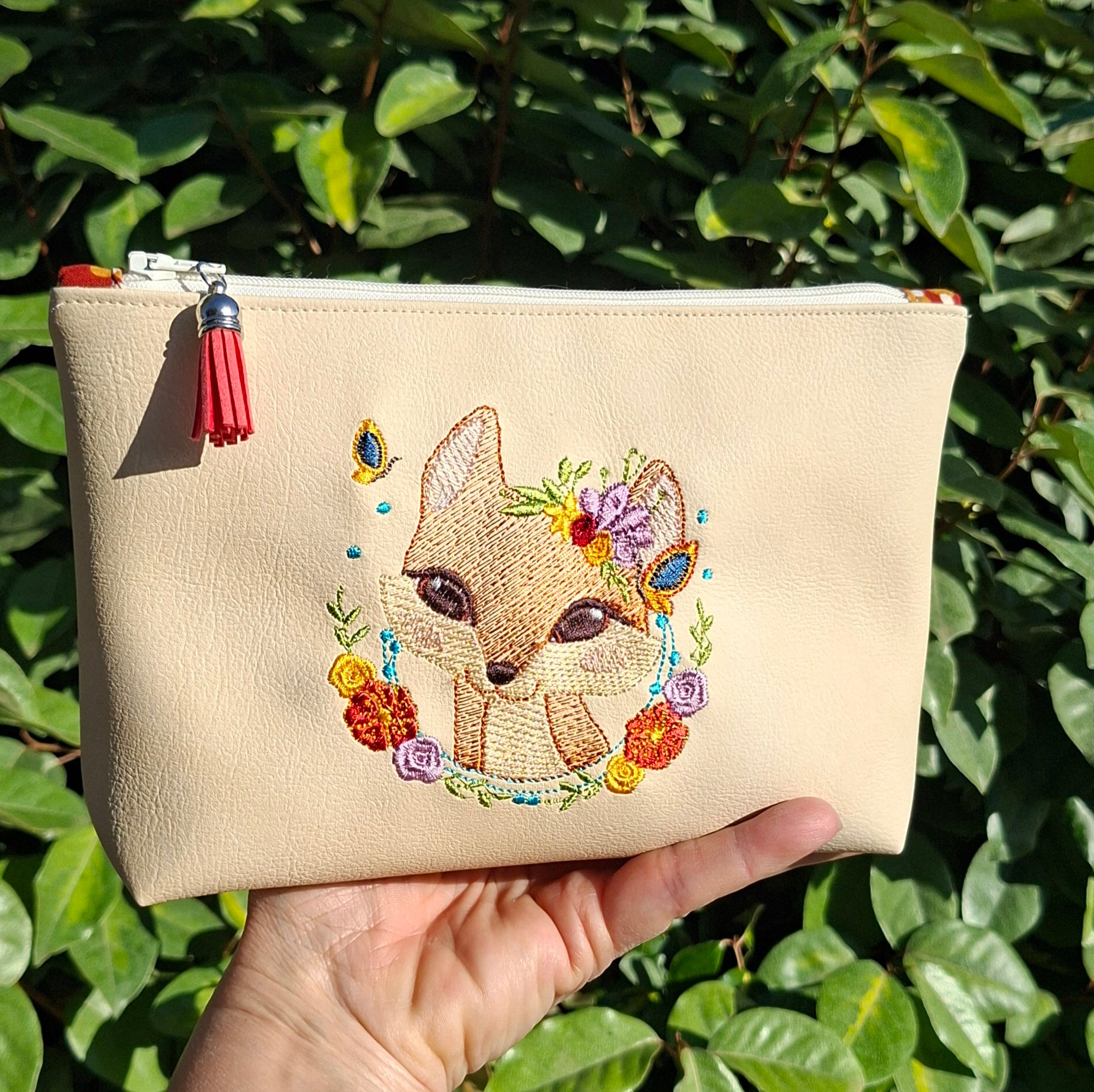 trousse enfant renard ecru tenue en main
