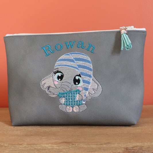 Trousse enfant personnalisée avec prénom brodé, motif éléphant sur simili cuir gris