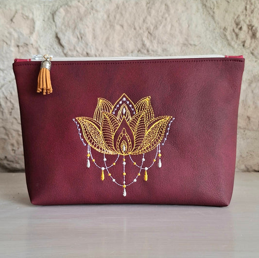Trousse femme brodée lotus en simili cuir bordeaux