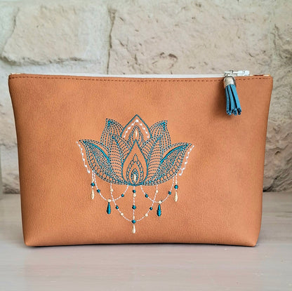 Trousse femme brodée motif lotus en simili cuir camel