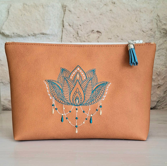 Trousse femme brodée motif lotus en simili cuir camel