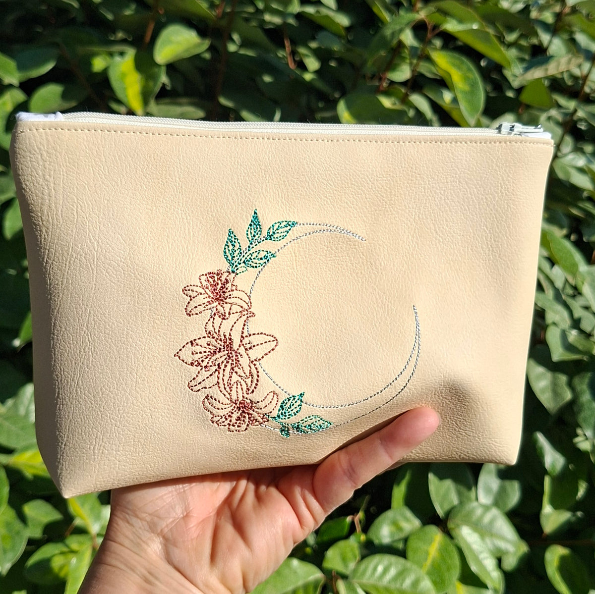 trousse femme lune brodee simili cuir ecru