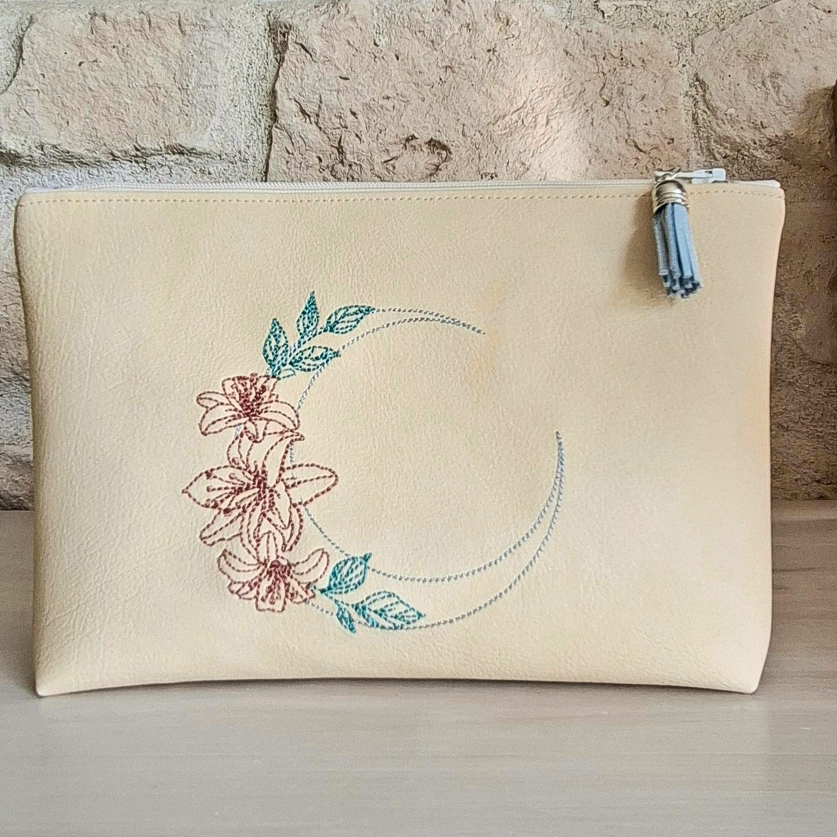 trousse femme simili cuir ecru lune brodee