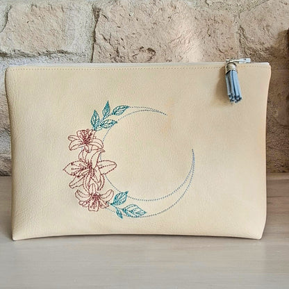 trousse femme simili cuir ecru lune brodee