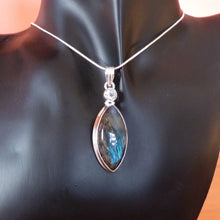 Charger l&#39;image dans la galerie, Pendentif en argent avec labradorite et topaze bleue - Bijoux Cailloux Bambou