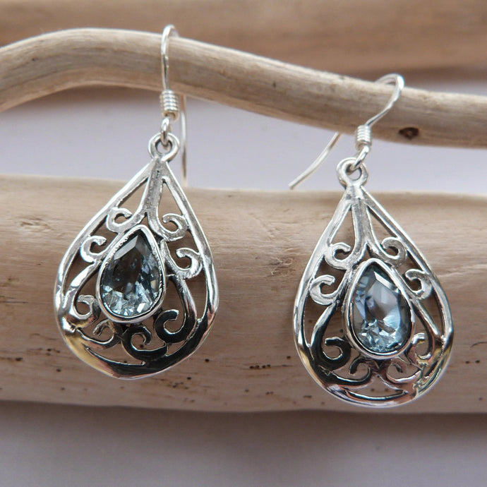 Boucles d'oreilles longues en argent et topaze bleue - Bijoux Cailloux Bambou