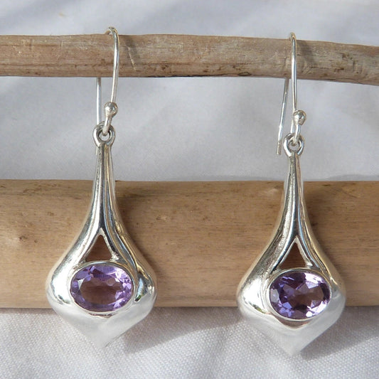Boucles d'oreilles longues forme poire en argent et améthyste facettée 