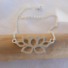 Charger l&#39;image dans la galerie, Bracelet fleur de lotus en argent brossé - Bijoux Cailloux Bambou