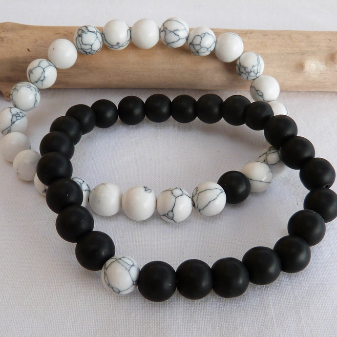 Duo de bracelets en howlite naturelle et perles noires. - Bijoux Cailloux Bambou