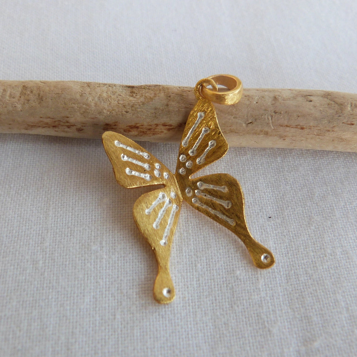 Pendentif papillon en argent plaqué or. - Bijoux Cailloux Bambou
