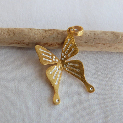 Pendentif papillon en argent plaqué or. - Bijoux Cailloux Bambou