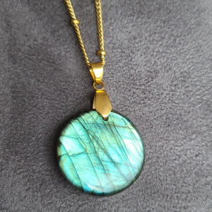 Collier en acier et labradorite.