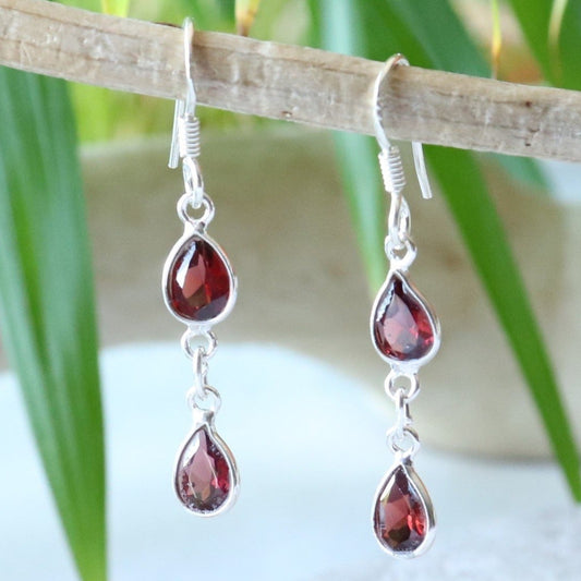 Boucles d'oreilles longues en argent et grenat facetté- Petite Rainette