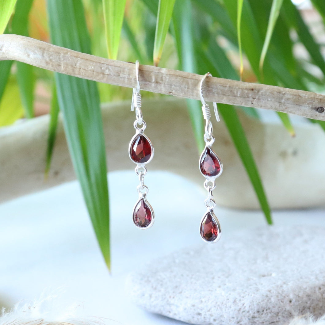 Boucles d'oreilles longues en argent et grenat taillé - Bijoux Cailloux Bambou