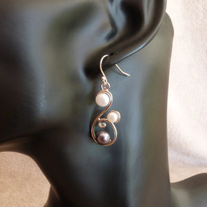 Boucles d'oreille arabesques en argent rhodié et perles d'eau douce - Bijoux Cailloux Bambou