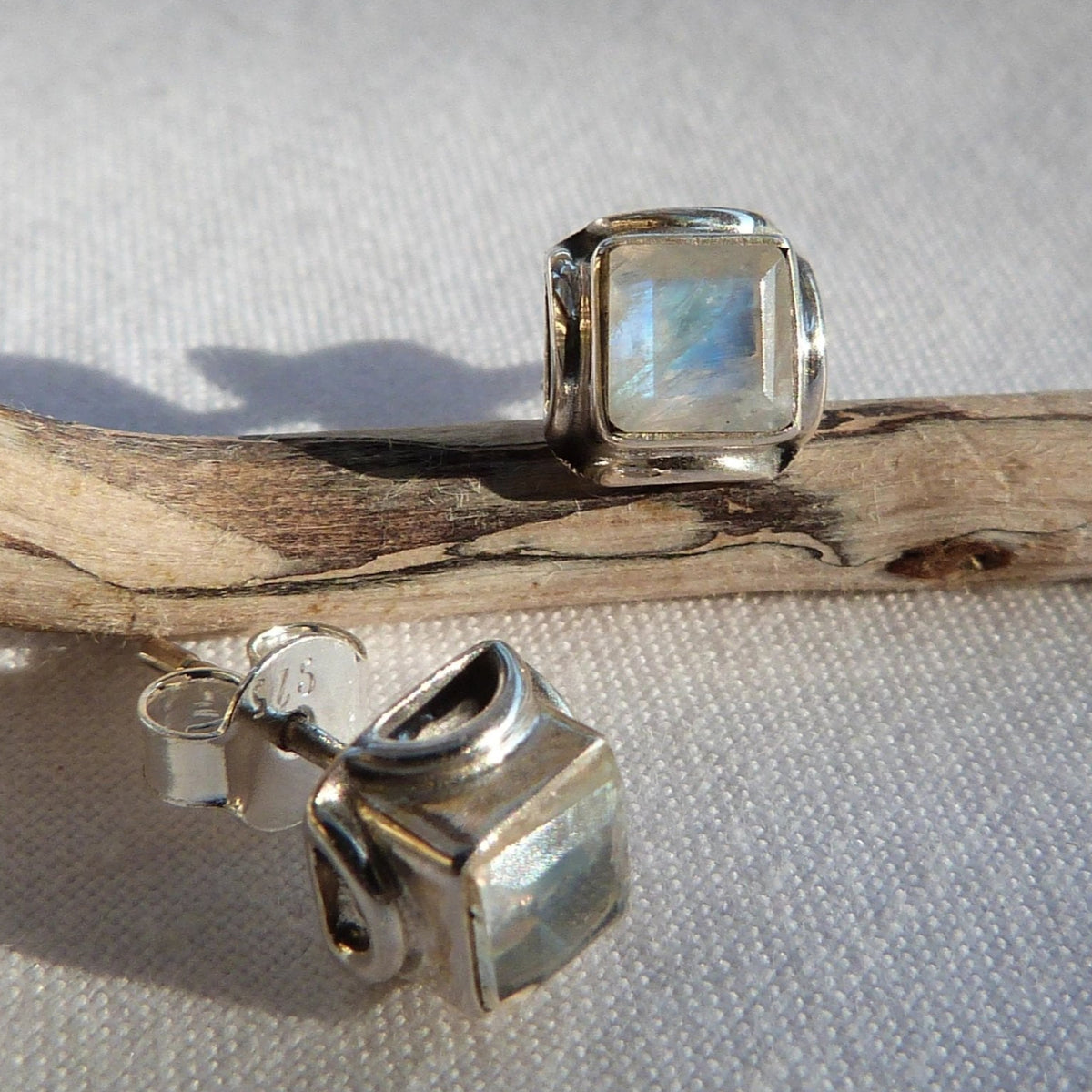 Puces d'oreilles carrées en argent et pierre de lune 