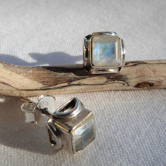 Puces d'oreilles carrées en argent et pierre de lune 
