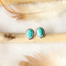 Charger l&#39;image dans la galerie, Clous d&#39;oreilles ovales en argent et turquoise - Bijoux Cailloux Bambou