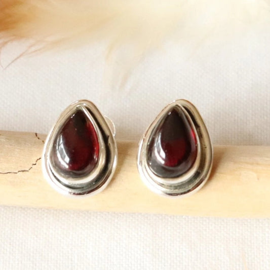 Clous d'oreilles forme goutte en argent et grenat - Petite Rainette