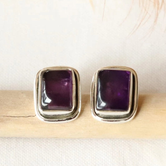 Boucles d'oreilles clous rectangulaires en argent et améthyste 