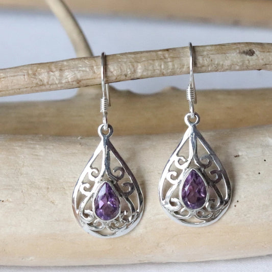 Boucles d'oreilles longues en argent ciselé et améthyste facettée 