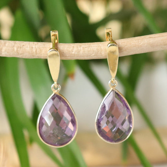 Boucles d'oreilles longues dorées en améthyste facettée - Petite Rainette