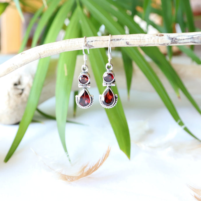 Boucles d'oreilles longues en argent et grenats taillés - Bijoux Cailloux Bambou