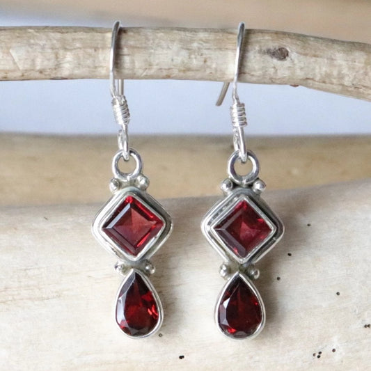 Boucles d'oreilles en argent et grenats taillés - Petite Rainette