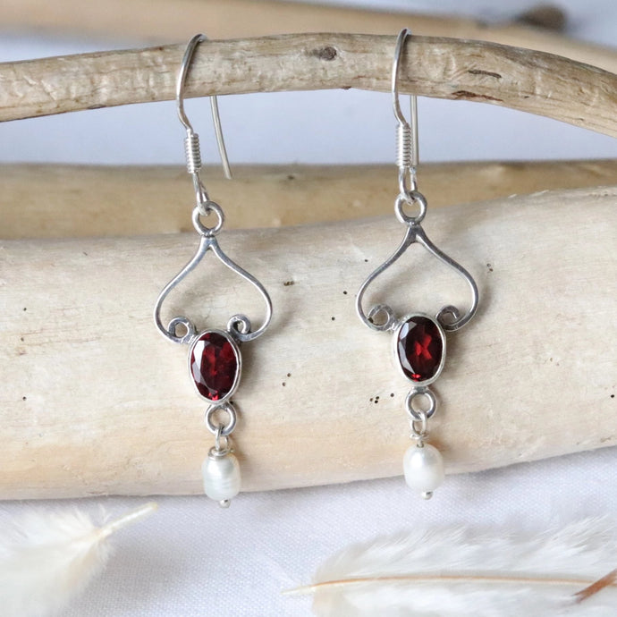 Boucles d'oreilles longues en argent avec grenat et perle - Bijoux Cailloux Bambou