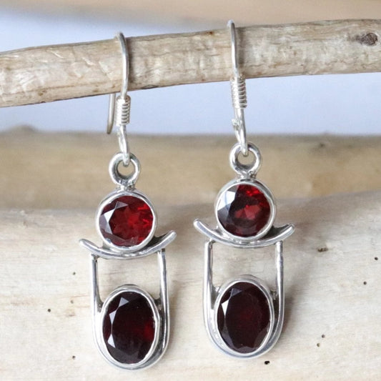 Boucles d'oreilles longues fantaisie en argent et grenats à facettes - Petite Rainette