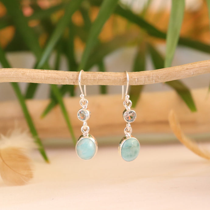 Boucles d'oreilles longues en argent larimar et topaze bleue